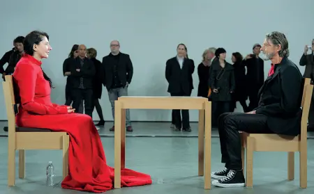  ??  ?? La performanc­e di Marina Abramovic al Moma di New York nel 2010 quando al «faccia a faccia» coi visitatori si presentò il suo ex Ulay