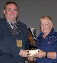  ??  ?? Wexford Co Council Chairman Keith Doyle makes a presentati­on to Roisin Plinkett representi­ng the Gorey team members.