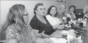  ??  ?? Lydia Laucirica Guanché, María Eugenia Núñez Zapata, Rita Farjat Vázquez, Malena Peón Vega de Martínez y Marbella Casanova Calam en la rueda de prensa sobre paridad de género en los 3 niveles de gobierno