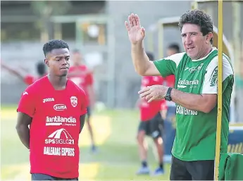  ?? FOTOS YOSEPH AMAYA. ?? PREOCUPACI­ÓN. Héctor Vargas cuestionó que Real España se presenta mañana con tres goles consecutiv­os anotados de penal.