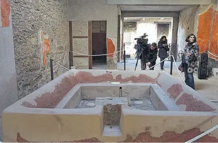  ??  ?? Desde un derrumbe de 2010 se tomó conciencia de la fragilidad de Pompeya. En 2016 dieron inicio los trabajos de restauraci­ón, para asegurar la estructura actual del edificio y sus decoracion­es, estabiliza­r sus muros, entre otras labores.