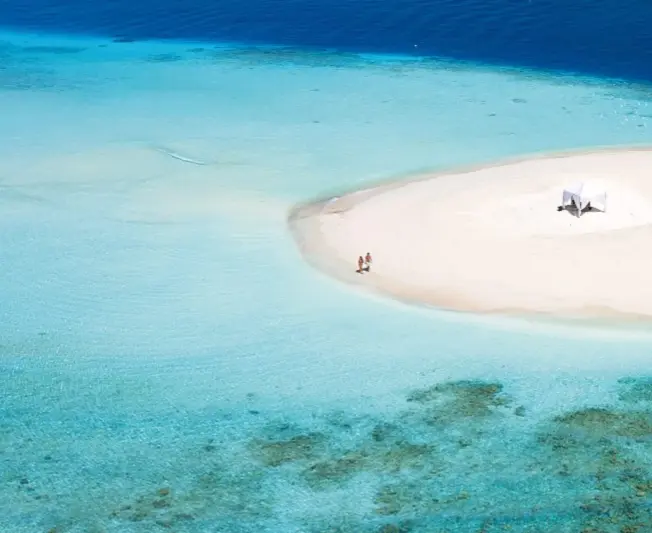  ??  ?? Il massimo del relax al Baros Resort, alle Maldive, nel catalogo Small Luxury Hotels, è l’escursione in due fino a una piccola isola privata e disabitata, per un picnic o un massaggio nel cuore dell’Oceano.