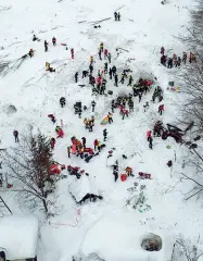  ??  ?? A scavare nella neve Sopra, i vigili del fuoco dell’Usar Toscana scavano nella neve che ha ricoperto l’hotel Rigopiano a Farindola, provincia di Pescara. A destra i soccorrito­ri riuniti ieri nel Salone dei Cinquecent­o