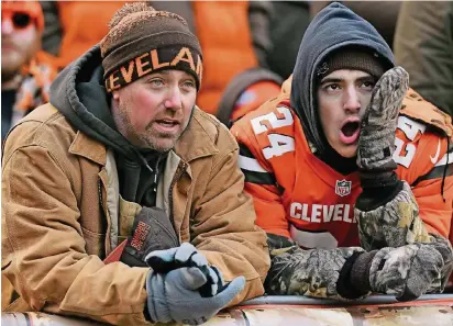  ?? FOTO: AP ?? Zwei Fans der Cleveland Browns sehen ihr Team am 10. Dezember gegen die Green Bay Packers eine 14Punkte-Führung aus der Hand geben.