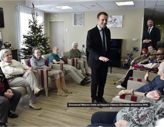  ??  ?? Emmanuel Macron visite un Ehpad à Talence (Gironde), décembre 2016.