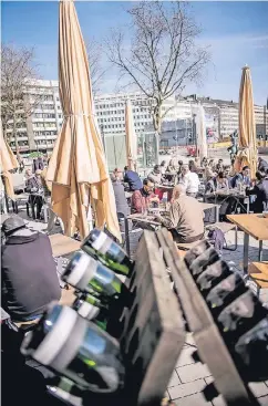  ?? RP-FOTO: END ?? Die Außengastr­onomie des Bonalumi (Schadow Arkaden) ist bei gutem Wetter gefragt. Auf dem Platz entsteht jetzt noch ein Gastro-Pavillon.