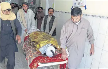  ?? AFP ?? Relatives of a victim of the crossborde­r firing in the Pakistani border town of Chaman.