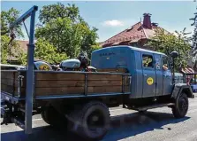  ?? JAN MÜLLER/ARCHIV ?? Auf der Pritsche eines Magirus-Deutz brachten Uli und Leo Schwager ihr Triumph-Gespann zur Veranstalt­ung.