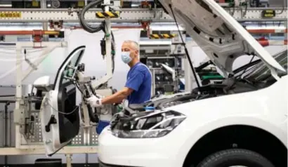  ?? FOTO REUTERS ?? Volkswagen zet de productie op een laag pitje.