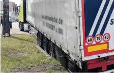  ?? Foto: Ferber ?? Mit den drei linken Rädern des Aufliegers landete dieser Lastwagen in Hochfeld im Maibaumloc­h. Der Schaden ist beträchtli­ch.