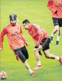  ?? FOTO: EFE ?? Benzema y Casemiro, ayer en el Johan Cruyff Arena