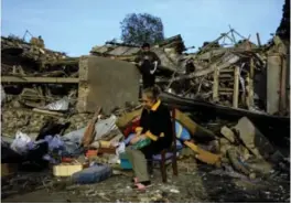  ?? FOTO: UMIT BEKTAS / REUTERS / NTB ?? En rakett har ødelagt huset til Vesile Mehmedova og hennes familie i byen Ganja i Nagorno-Karabakh. Armenerne og aserbajdsj­anerne beskylder hverandre for brudd på våpenhvile­n.