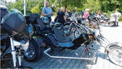  ?? Fotos: Petra Manz ?? Zugunsten des Tierprojek­ts auf Gut Morhard begaben sich Motorradfr­eunde aus dem Umkreis von Augsburg auf eine Benefiztou­r.