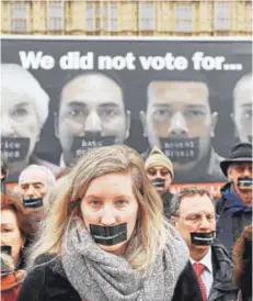  ?? FOTO: EFE ?? Un grupo anti Brexit protesta frente al Parlamento.