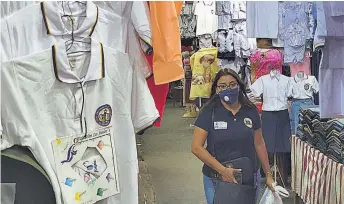  ??  ?? Los comerciant­es dicen que la venta de uniformes y útiles ha sido baja.