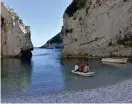  ?? Foto: Anders Pihl ?? Den omtalade stranden Stiniva på ön Vis har bara en smal öppning ut mot havet.