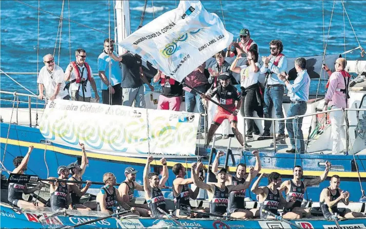  ?? FOTO: CABALAR ?? Vicente Carpintero ondea la bandera de la regata de A Coruña tras batir a Hondarribi­a y Orio en los últimos metros de la tanda de honor. La ‘Bou Bizkaia’ suma su segunda victoria de la temporada tras cinco jornadas disputadas