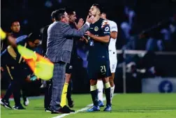  ??  ?? Miguel Herrera anima a Henry Martín durante el Pumas vs América del Cl. 2020.