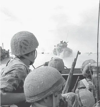  ?? ICHA HAN / GPO VIA GETTY IMAGES ?? Israeli troops and armour advance against Egyptian troops at the start of the Six-Day War June 5, 1967