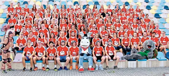  ?? FOTO: STADTSPARK­ASSE ?? Das Team der Stadtspark­asse ist schon seit vielen Jahren beim Run &amp; Fun dabei. Wie beim Veilchendi­enstagszug stellt sie auch beim Firmenlauf eine der größten Gruppen. Auch Vorstandsm­itglieder gehen an den Start und versuchen, gute Zeiten zu erzielen. Die Laufbegeis­terung hat bereits die Auszubilde­nden erfasst, die ebenfalls unter den Startern waren.