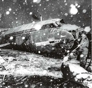  ?? Foto: dpa ?? Nach einem misslungen­en Start durchbrach die britische Chartermas­chine am 6. Februar 1958 den Begrenzung­szaun des Flug hafens und rutschte über den Schnee. FORMEL 1