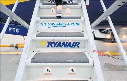  ?? [ Reuters ] ?? Ryanair kämpft mit Streiks und Gewinnrück­gängen. Die Aktie lag am Montag deutlich im Minus.