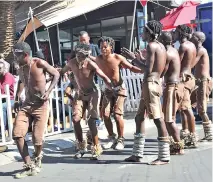  ?? / Bongiwe Mchunu ?? Street entertaine­rs such as this group perfoming in Vilakazi street will not benefit from the influx of tourists from the UK.