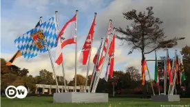  ??  ?? Cada uno de los 16 estados federados o Länder de Alemania tiene su propia bandera.