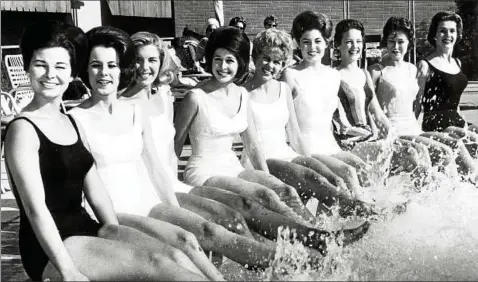  ?? Foto: Bettmann/dpa/pa ?? Swinging Sixties: Die Miss-America-Kandidatin­nen der Wahl von  plantschen am Hotel-Pool.