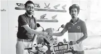  ??  ?? From left: Mobisec Marketing Manager Thushan Wijayasuri­ya presents latest Honda Dio bike to winner Amila Dilanka