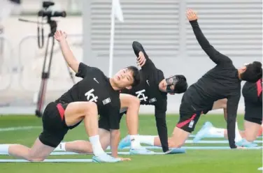  ?? R euters ?? South Korea’s players warm up during a training session.