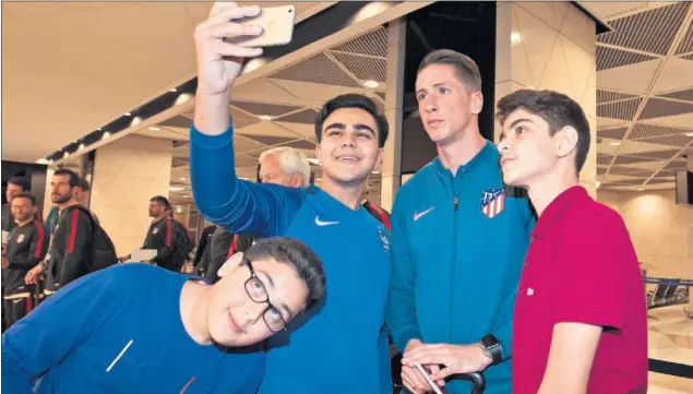  ??  ?? EXPECTACIÓ­N. A pesar de que el Atlético aterrizó en Bakú sobre las 23:00 locales, algunos aficionado­s esperaban. Torres volvió a ser un reclamo para ellos.