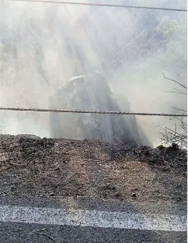  ??  ?? Reducida a cenizas esta camioneta que se impactó en contra de un poste de la CFE.