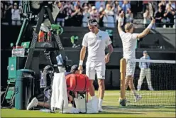  ??  ?? DECEPCIONA­DO. Federer, tras caer con un Anderson radiante.