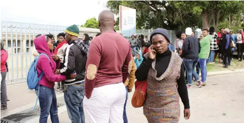  ?? Photos: Sue Maclennan ?? About 200 students gathered outside Eastcape Midlands College yesterday in a strike action over NSFAS bursary funding.