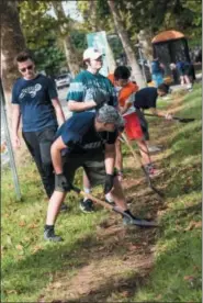  ?? SANDI YANISKO — FOR DIGITAL FIRST MEDIA ?? Hill School volunteers at Edgewood Cemetery on Pottstown CARES Day.