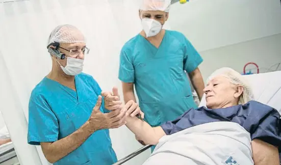 ?? LORENA SOPENA / HM ?? Els doctors Bertelli i Soldado visiten María Dolores Lorca després de la cirurgia a l’hospital HM Delfos