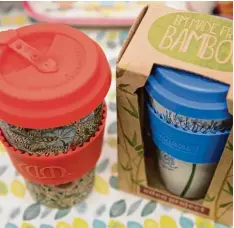  ?? Foto: Daniel Karmann, dpa ?? Kaffee aus Bambusbech­ern: Die nachhaltig­en Behälter sind im Trend. Denn immer mehr Menschen versuchen, weniger Plastik zu benutzen.