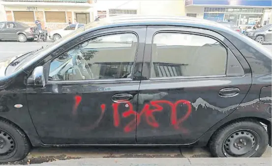  ??  ?? Pintada. Otro de los autos atacados. Fue este año, cuando los “caza Uber” dejaron su marca en un vehículo estacionad­o.