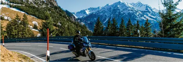  ?? Foto: Ralf Lienert ?? Immer wieder klagen Anwohner am Jochpass über den Lärm der dröhnenden Motorräder. Nachdem die Passstraße auch ein Unfallschw­erpunkt ist und das Überholver­bot bisher nicht viel genützt hat, gibt es ab April ein Tempolimit. Dann darf die Straße nur noch mit maximal Tempo 60 befahren werden.