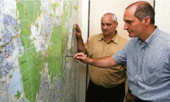  ?? RP-AF: ACHIM BLAZY ?? Jürgen Störy (rechts) und Jens Wallroth vom Gutachtera­usschuss der Stadt Ratingen erstellen jährlich den Grundstück­smarktberi­cht für die Dumeklemme­rstadt. Seit Jahren steigen die Preise, ein Ende ist nicht in Sicht.