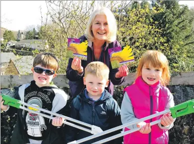  ?? KG_T12_sunshinese­eds01 ?? Keep Oban Beautiful’s Sue Barnard with youngsters from Oban’s 1st Steps Day Nursery.