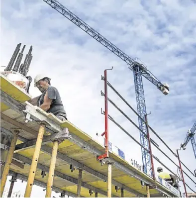  ?? FERRAN NADEU ?? Obreros trabajando en un edificio en construcci­ón.