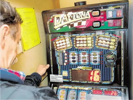  ?? Foto: Martin Stolař, MAFRA ?? Od letošního roku nesmějí být výherní automaty v barech a hospodách. Jinak si hazard regulují obce samy.