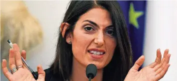  ?? FOTO: FABI/AFP ?? Virginia Raggi ist die Abscheu förmlich anzusehen. Für Roms Bürgermeis­terin kommt eine Olympia-Austragung in der Ewigen Stadt absolut nicht in Frage.