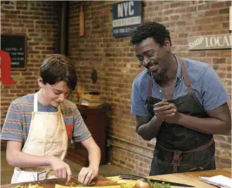  ??  ?? Noah Schnapp, o Will Byers de ‘Stranger Things’, e Seu Jorge no set do longa ‘Abe’