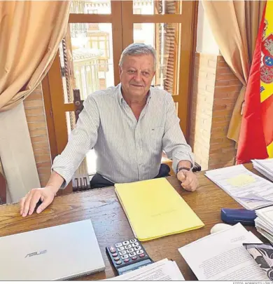  ?? FOTOS: NORBERTO LÓPEZ ?? Miguel Martínez-Carlón en su despacho de Alcaldía durante la entrevista con Diario de Almería.