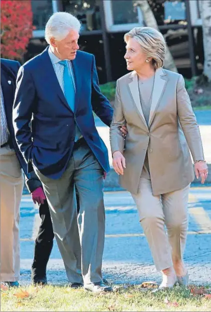  ?? EDUARDO MUNOZ ALVAREZ / AFP ?? Bill y Hillary Clinton, después de votar cerca de su casa en Chappaqua (Nueva York)