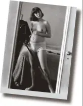  ??  ?? AUTORRETRA­TO EN EL ESPEJO Diane Arbus, en su etapa de desnudos, se fotografió junto a su cámara, sin ropa.