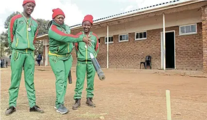  ?? Picture: ZINTLE BOBELO ?? HOW IT’S DONE: Amavundle Primary School’s jukskei coach Nteboheng Moshoeshoe, middle, shares a coaching moment with pupils Avela Rini, left, and Ntlantla Simelane, during a celebratio­n with parents, teachers and pupils this week. Rini and Simelane made the school proud by winning silver medals at the U16 national jukskei championsh­ips at the SA Schools Winter Games in Johannesbu­rg recently